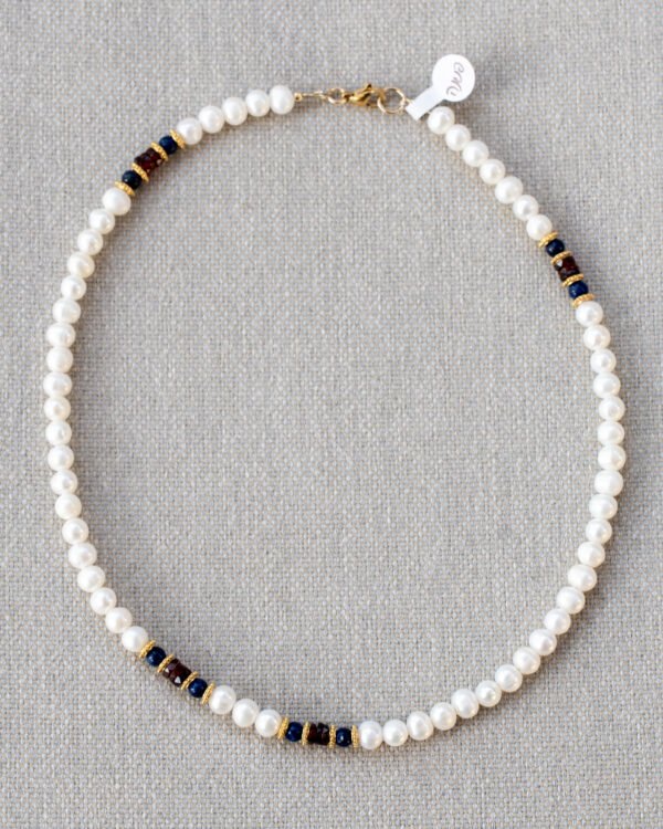 Pearl necklace, lapis lazuli and garnet stones