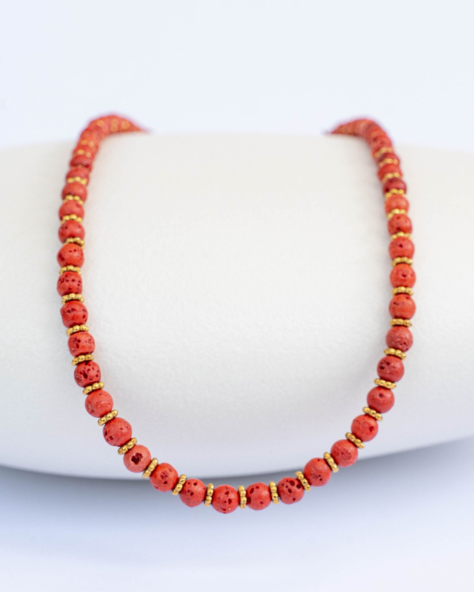 ⁦שרשרת אבן לבה כתומה/אדומה⁩ – תמונה ⁦1⁩