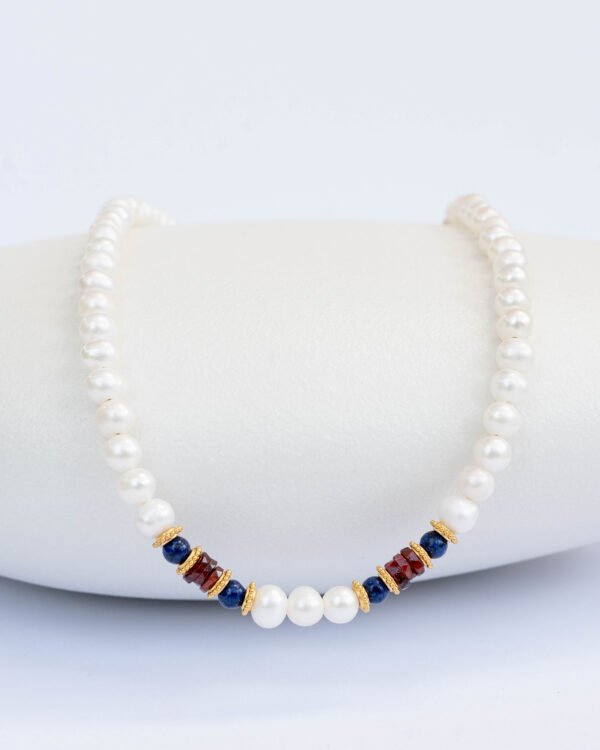 Pearl necklace, lapis lazuli and garnet stones