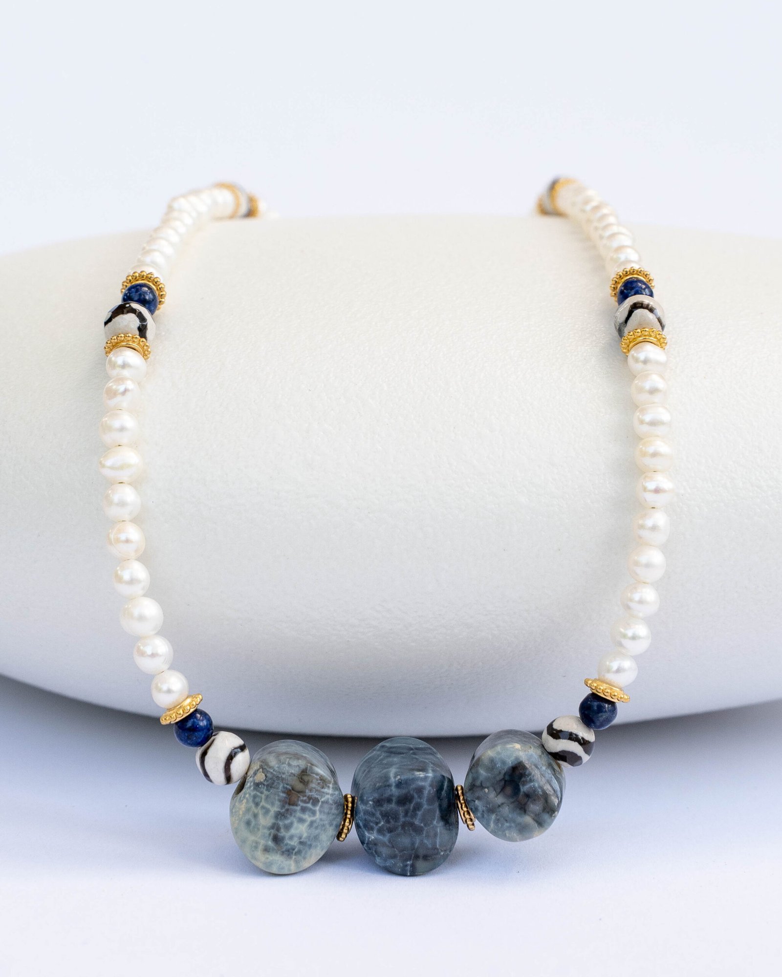 Freshwater pearl necklace, Tibetan agate, lapis and bubble agate - Image 1