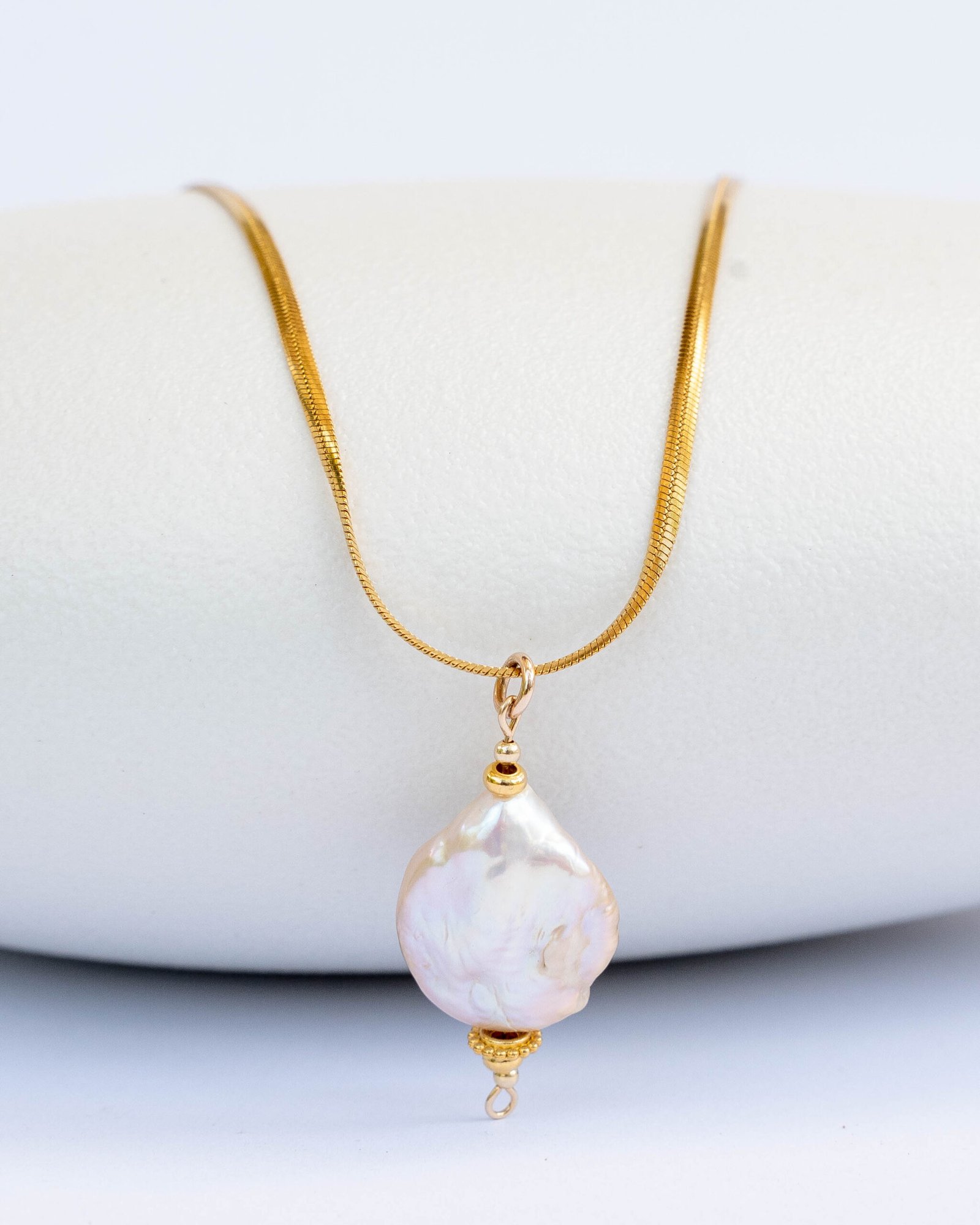 Long stainless steel gold necklace with a unique baroque pearl - Image 1