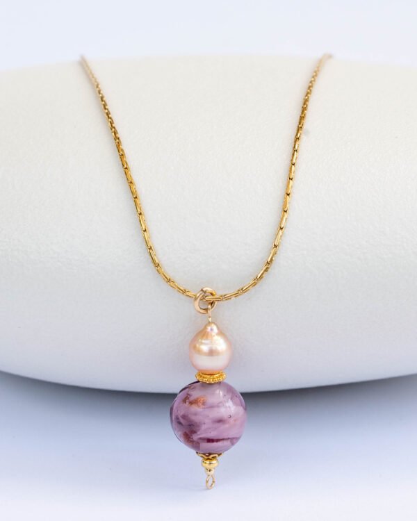 Long gold necklace made of stainless steel with a unique pendant of a pink baroque pearl combined with oval Murano glass (Italy).