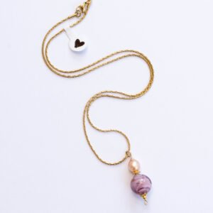 ⁦שרשרת זהב ארוכה מפלדת אל חלד עם תליון ייחודי של פנינת בארוק ורודה בשילוב זכוכית מורנו (איטליה) סגלגלה⁩ – תמונה ⁦2⁩