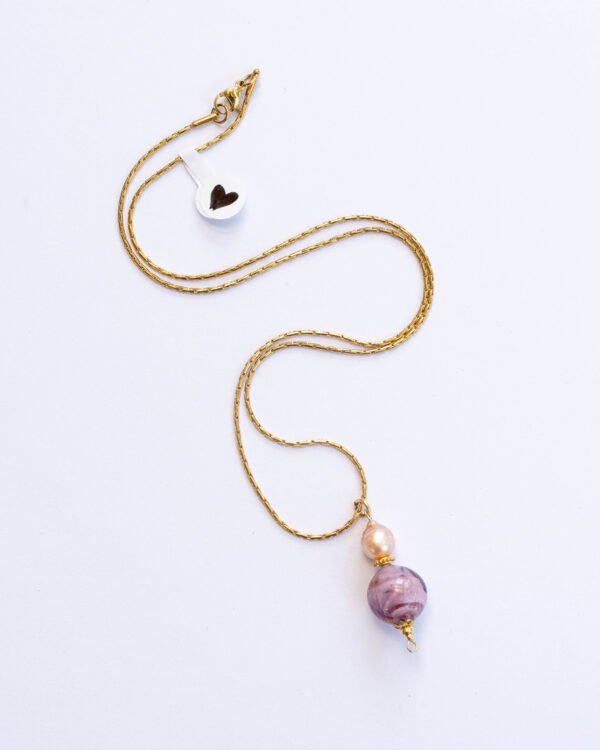 שרשרת זהב ארוכה מפלדת אל חלד עם תליון ייחודי של פנינת בארוק ורודה בשילוב זכוכית מורנו (איטליה) סגלגלה