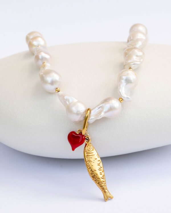 פניני בארוק ייחודיים למראה בוטיקי עם דג למזל ולב אדום מזכוכית