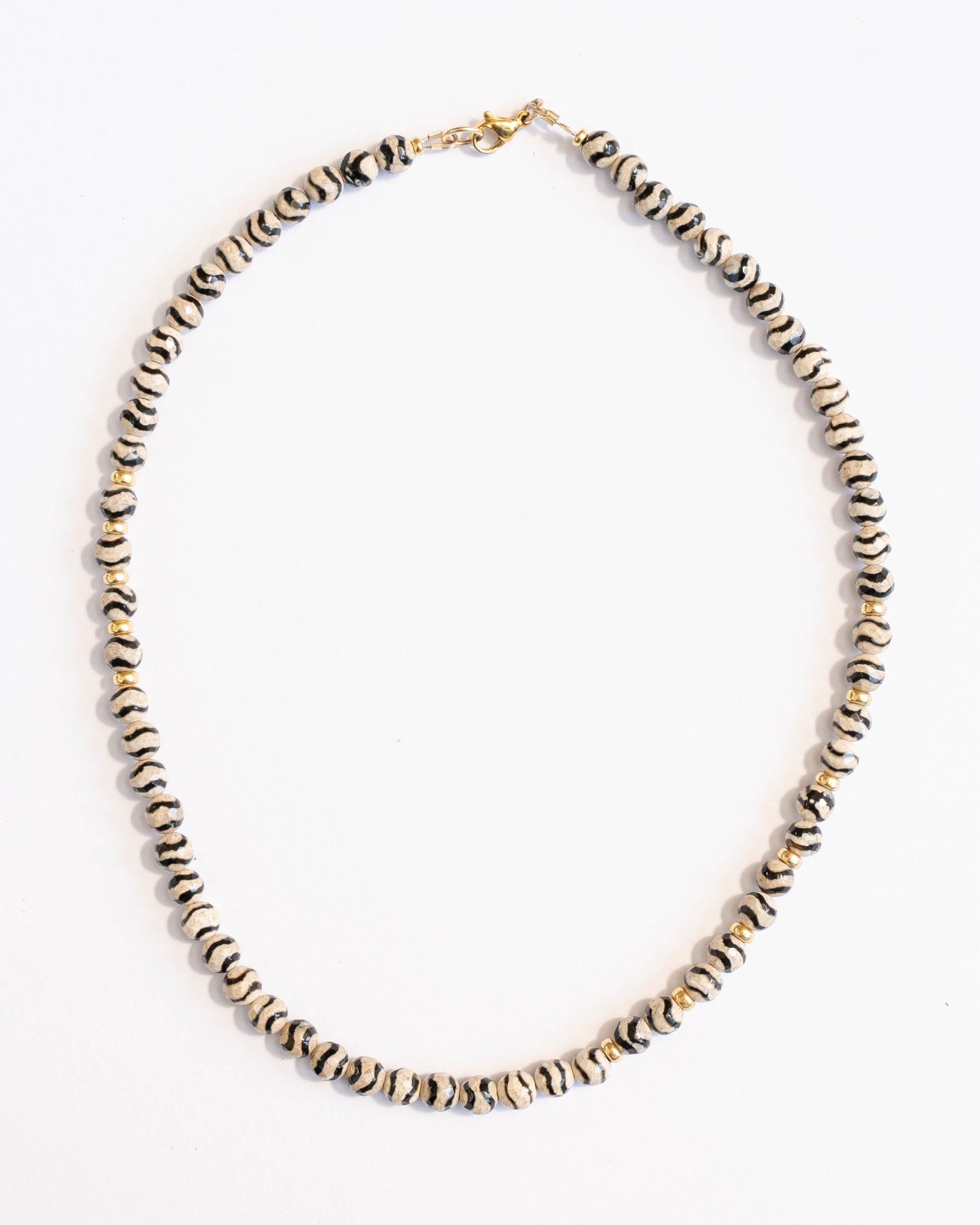 ⁦שרשרת אגת טיבטי שחור-לבן⁩ – תמונה ⁦2⁩