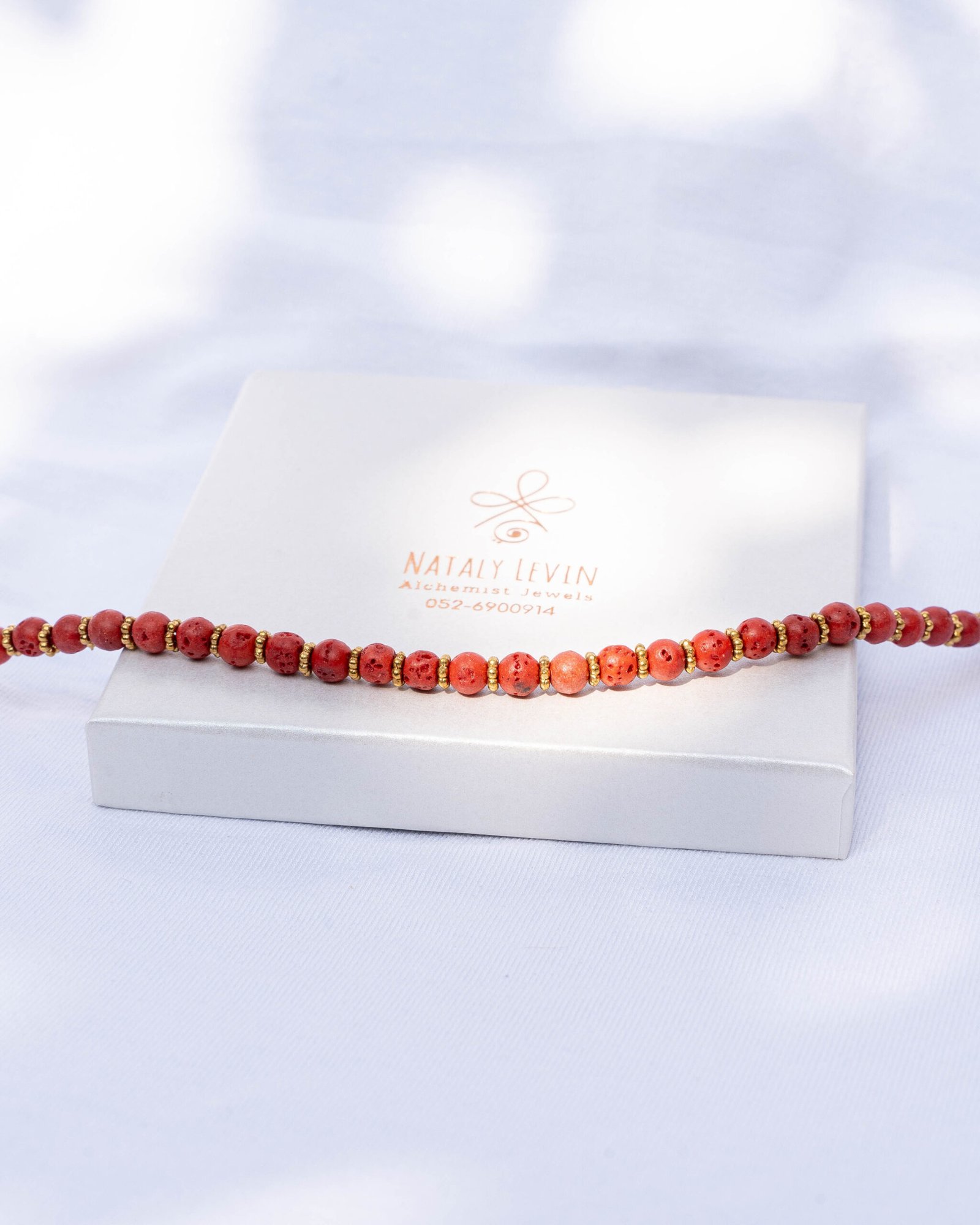 ⁦שרשרת אבן לבה כתומה/אדומה⁩ – תמונה ⁦3⁩