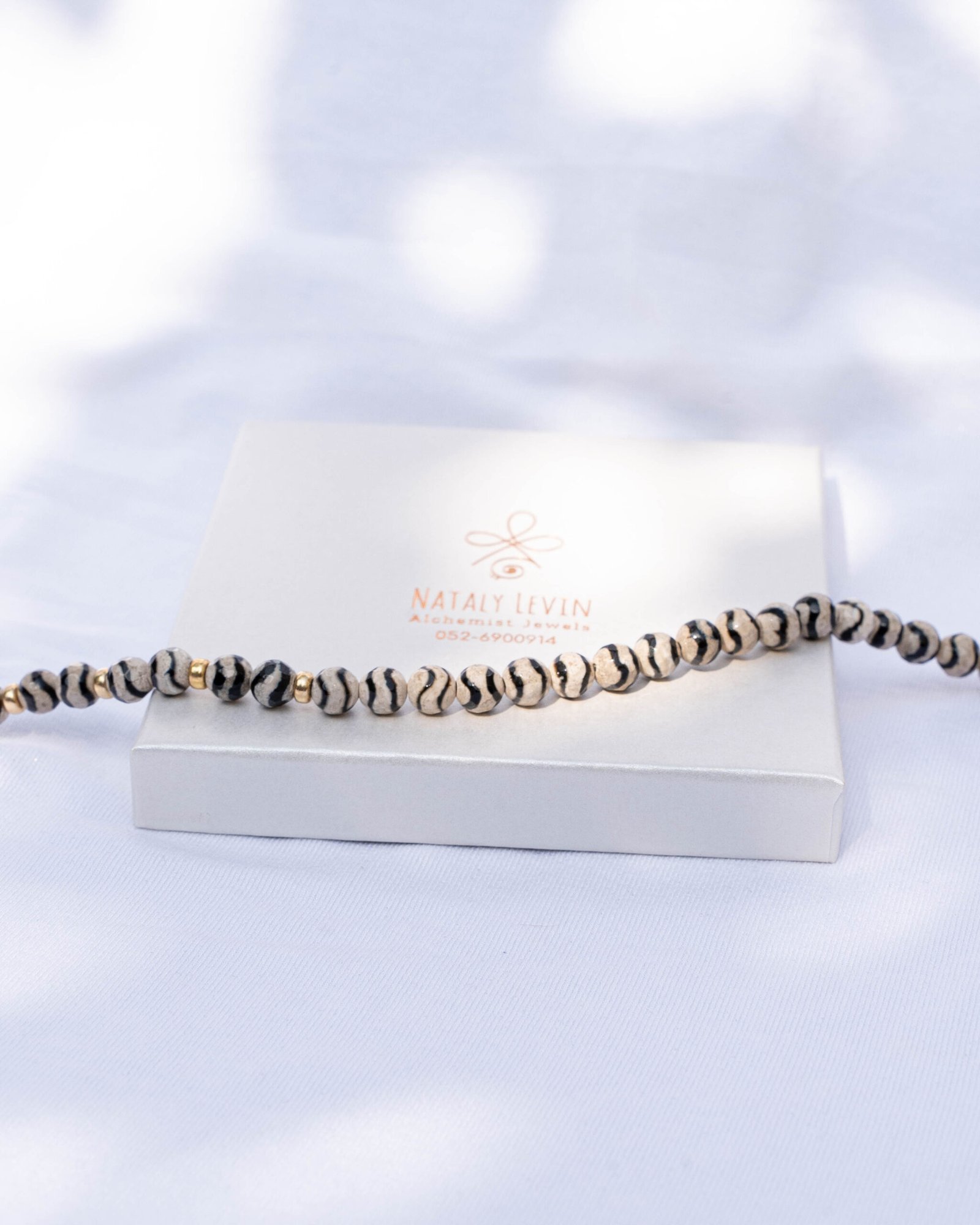 ⁦שרשרת אגת טיבטי שחור-לבן⁩ – תמונה ⁦3⁩