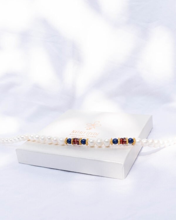 Pearl necklace, lapis lazuli and garnet stones