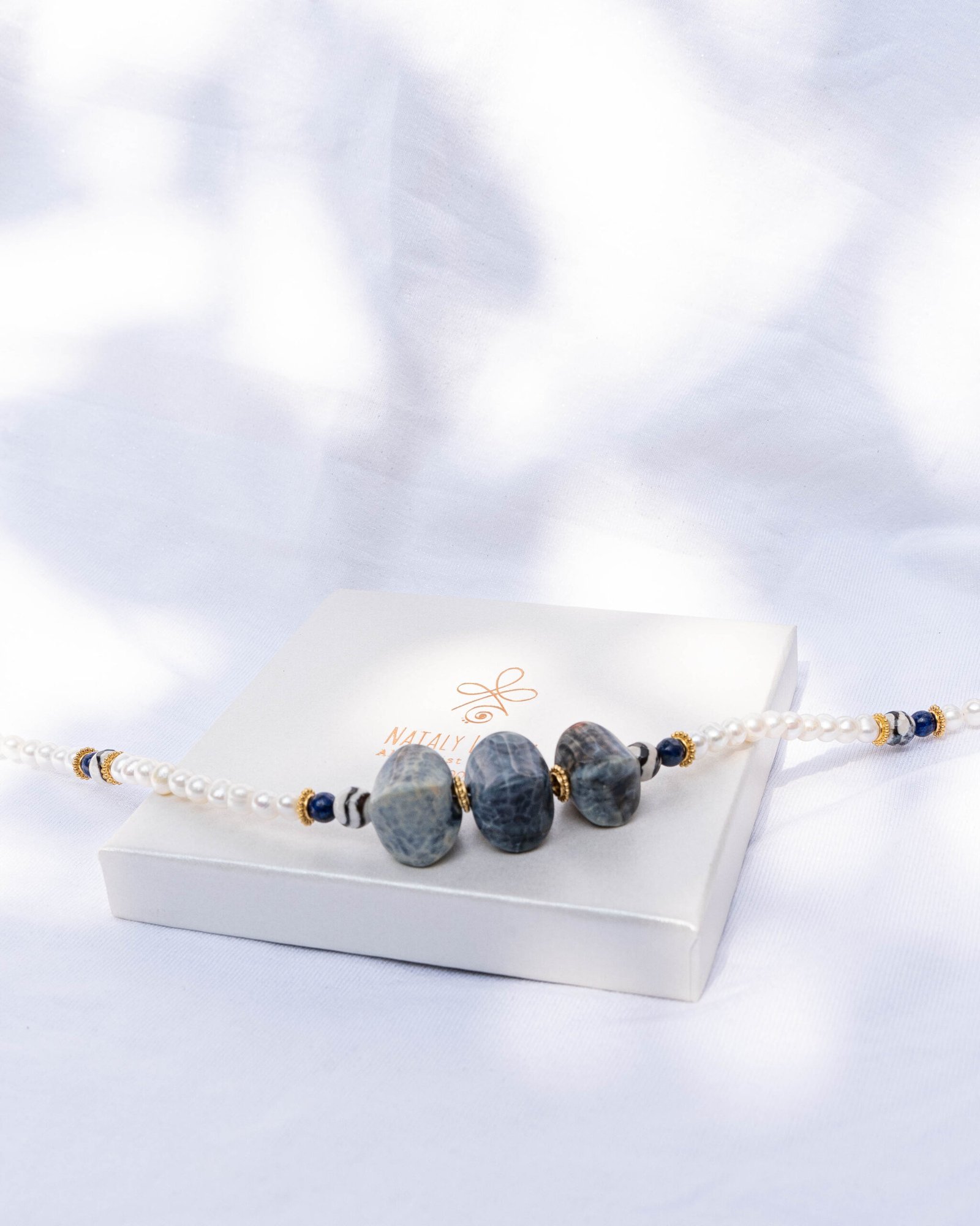 Freshwater pearl necklace, Tibetan agate, lapis and bubble agate - Image 3