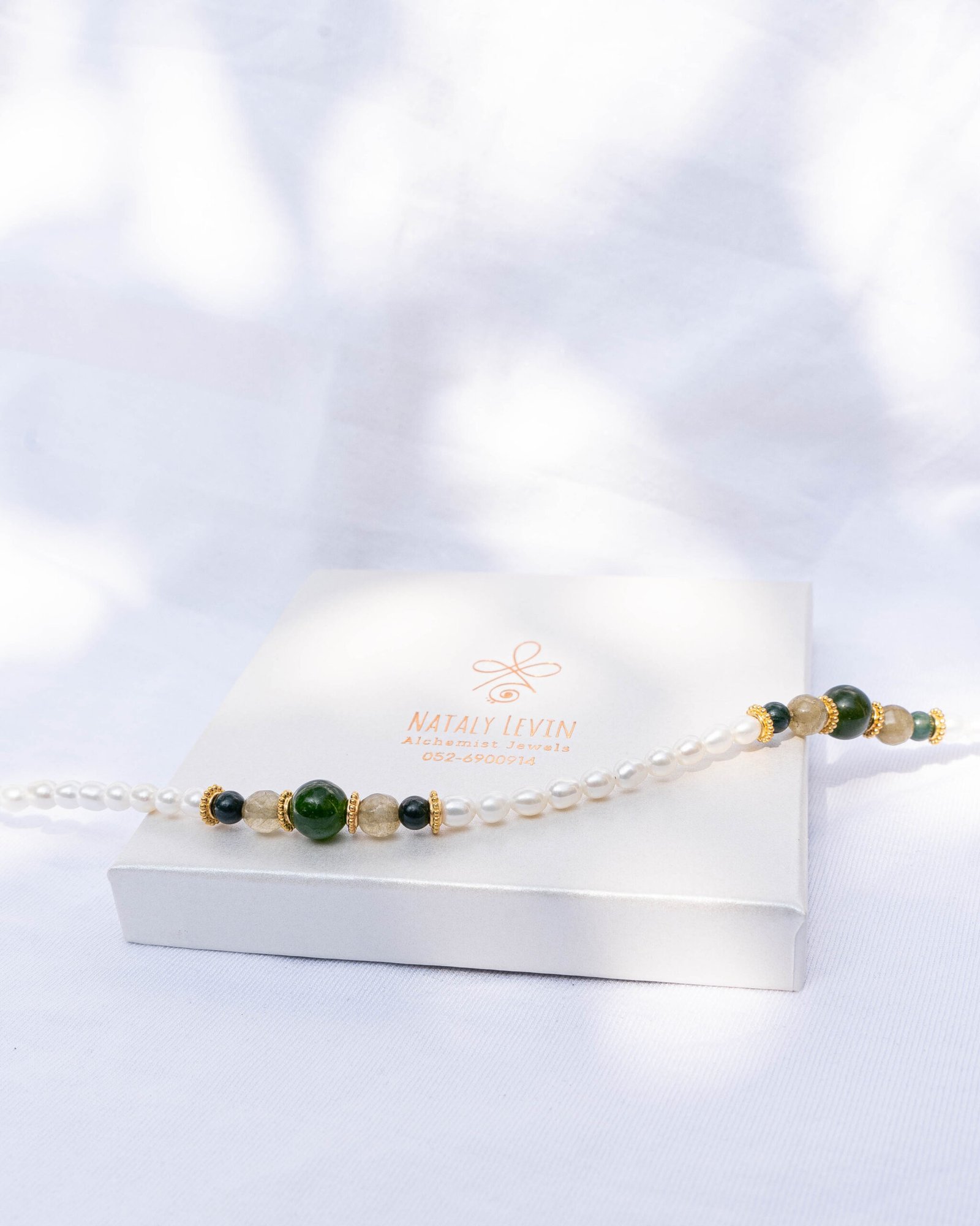 Freshwater pearl necklace, green Indian agate and green agate stones - Image 2