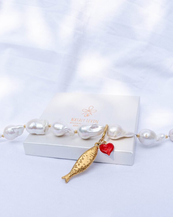 פניני בארוק ייחודיים למראה בוטיקי עם דג למזל ולב אדום מזכוכית