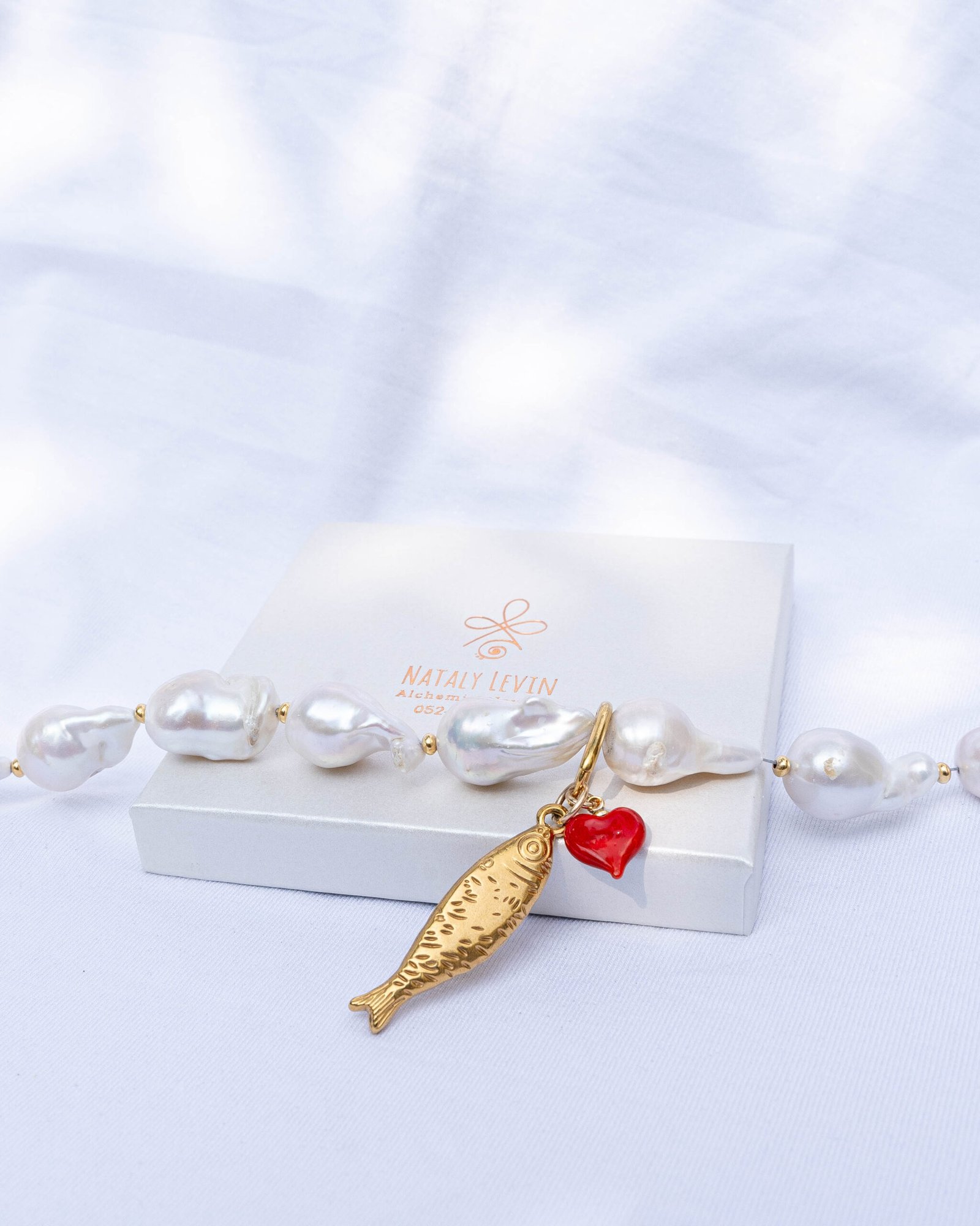 ⁦פניני בארוק ייחודיים למראה בוטיקי עם דג למזל ולב אדום מזכוכית⁩ – תמונה ⁦2⁩