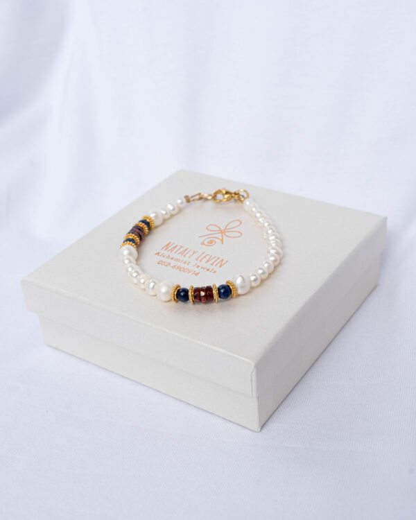 Pearl bracelet, garnet, lapis lazuli
