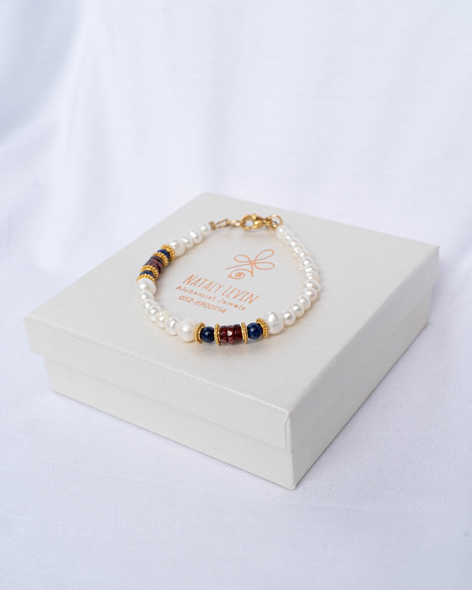 Pearl bracelet, garnet, lapis lazuli - Image 1