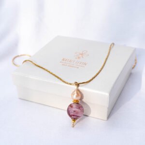 ⁦שרשרת זהב ארוכה מפלדת אל חלד עם תליון ייחודי של פנינת בארוק ורודה בשילוב זכוכית מורנו (איטליה) סגלגלה⁩ – תמונה ⁦3⁩