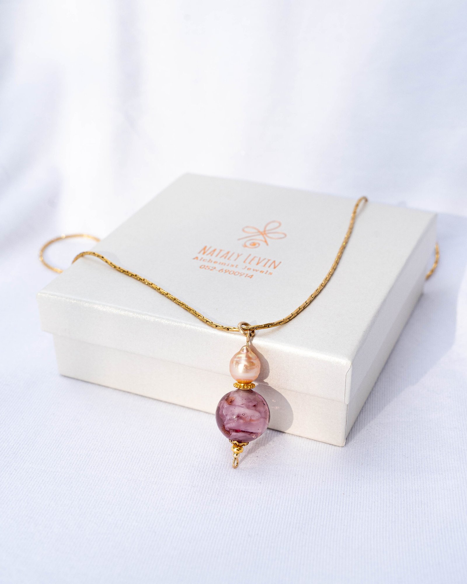 ⁦שרשרת זהב ארוכה מפלדת אל חלד עם תליון ייחודי של פנינת בארוק ורודה בשילוב זכוכית מורנו (איטליה) סגלגלה⁩ – תמונה ⁦3⁩