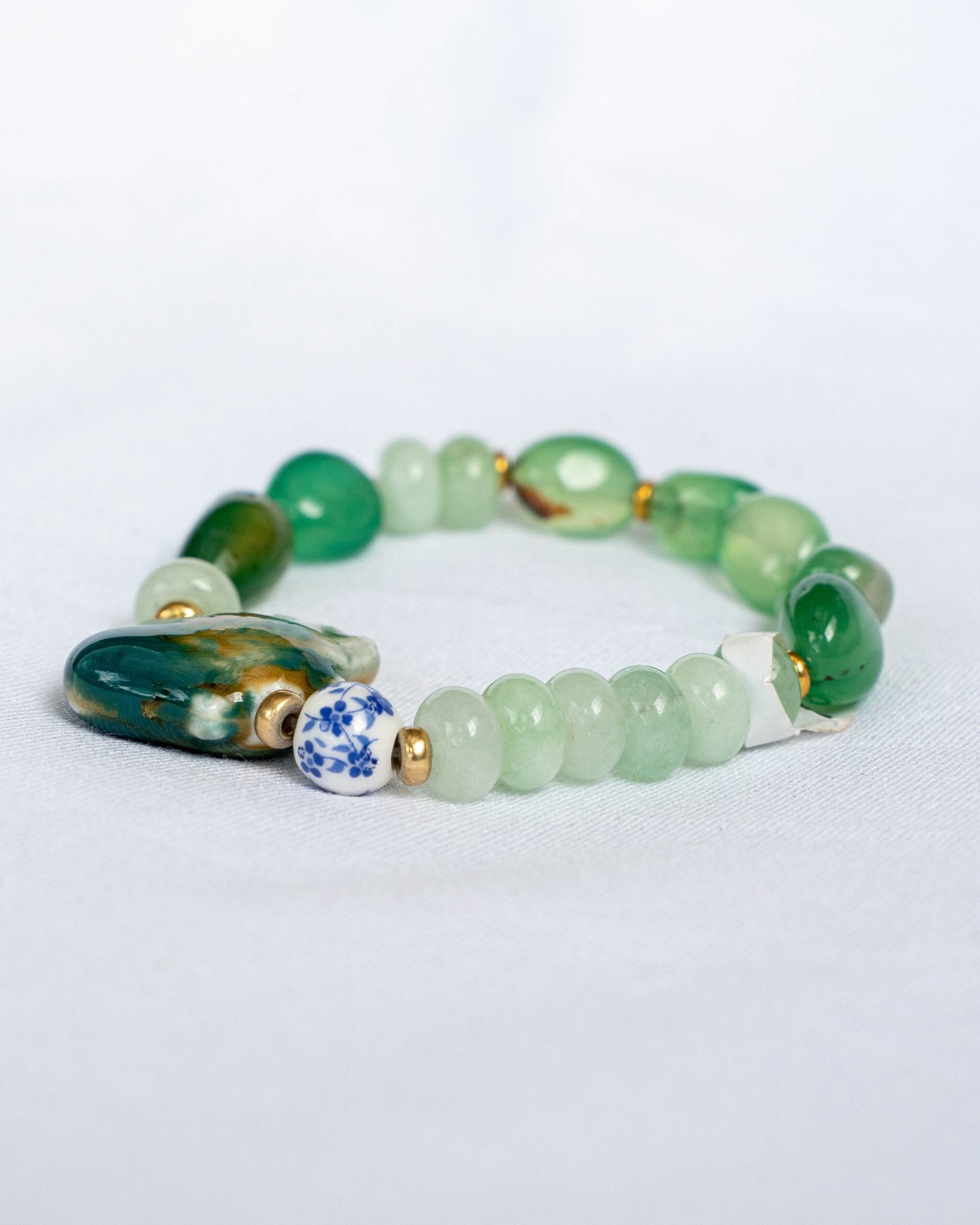 ⁦צמיד אוונטורין ירוק, ג׳ייד ירוק וצדף קרמיקה⁩ – תמונה ⁦2⁩