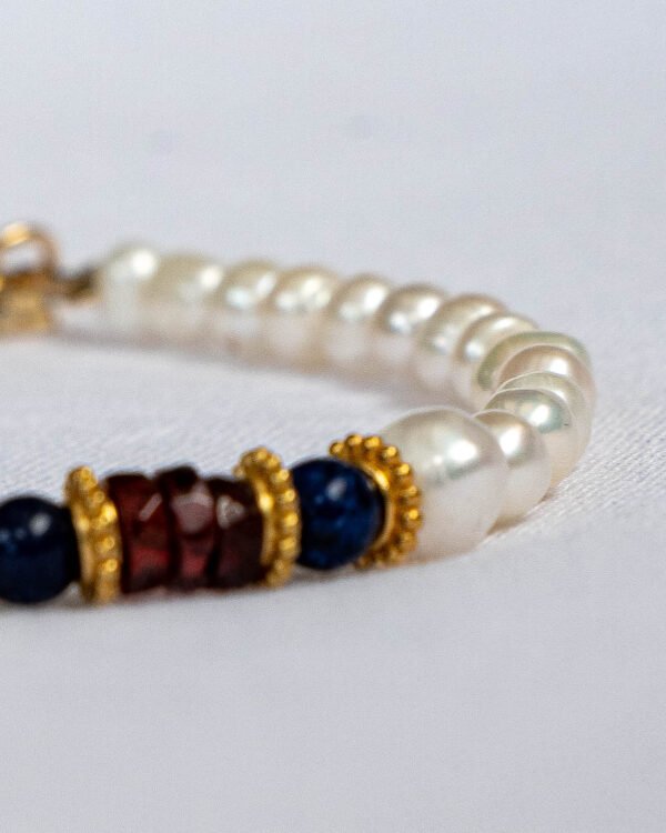 Pearl bracelet, garnet, lapis lazuli