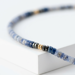 שרשרת אבני סודלייט, לאפיס לאזולי והמטייט – תמונה 1