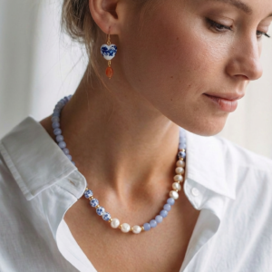 ⁦עגילי חרוזי קרמיקה הולנדית וג׳ייד אפרסק⁩ – תמונה ⁦2⁩