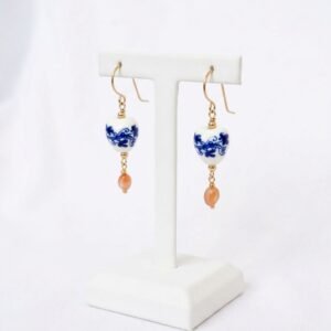 ⁦עגילי חרוזי קרמיקה הולנדית וג׳ייד אפרסק⁩ – תמונה ⁦1⁩