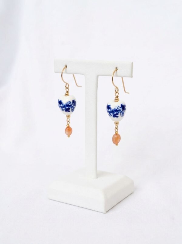 עגילי חרוזי קרמיקה הולנדית וג׳ייד אפרסק