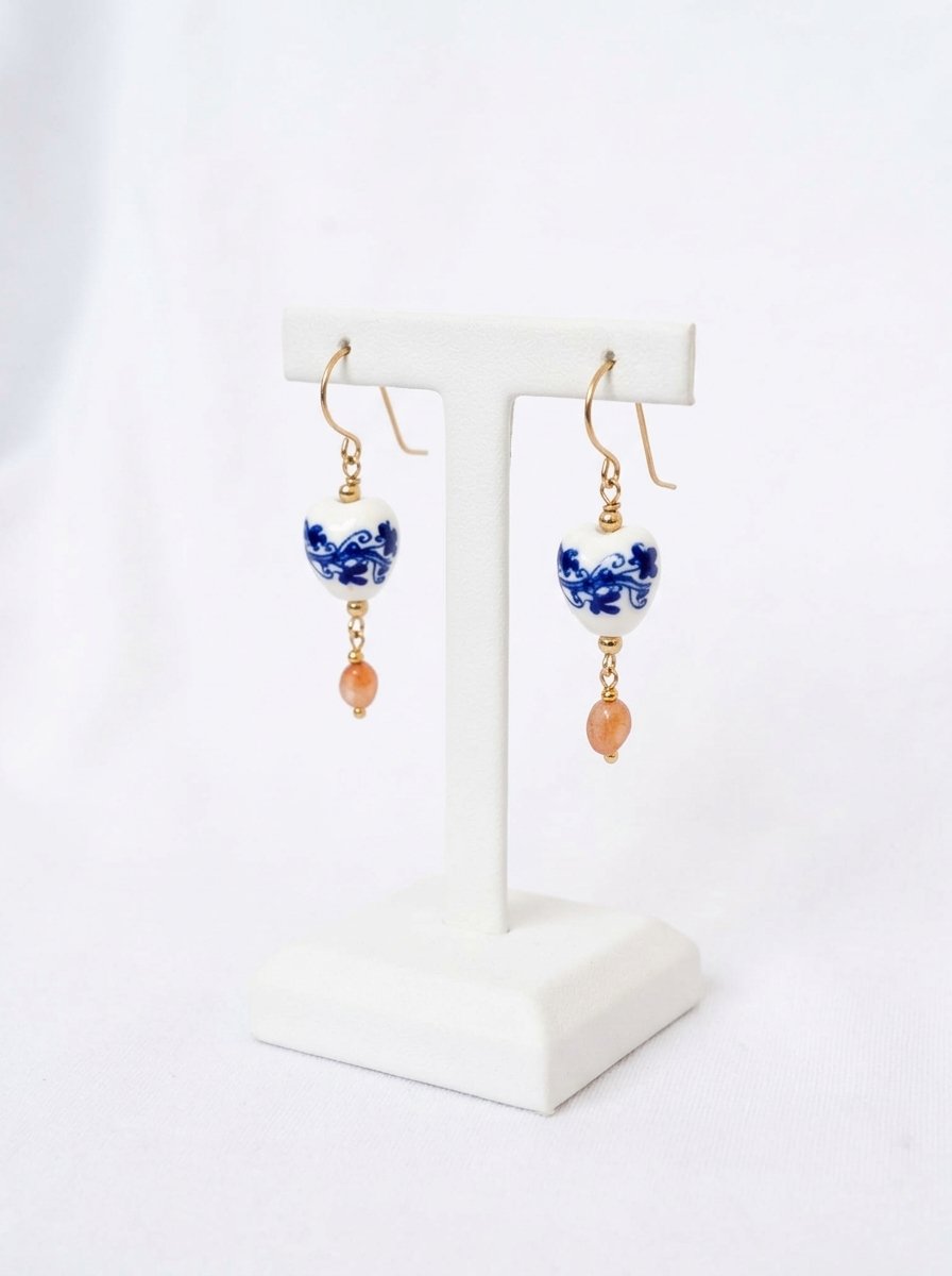 ⁦עגילי חרוזי קרמיקה הולנדית וג׳ייד אפרסק⁩ – תמונה ⁦1⁩